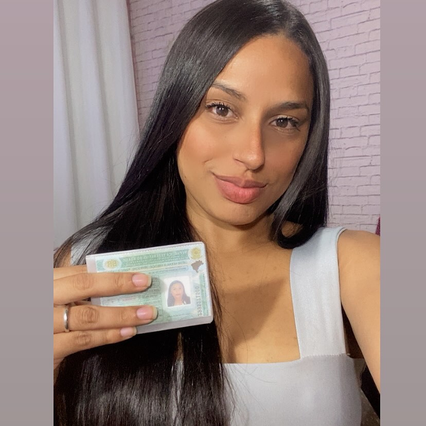 Homem feliz com chave de carro